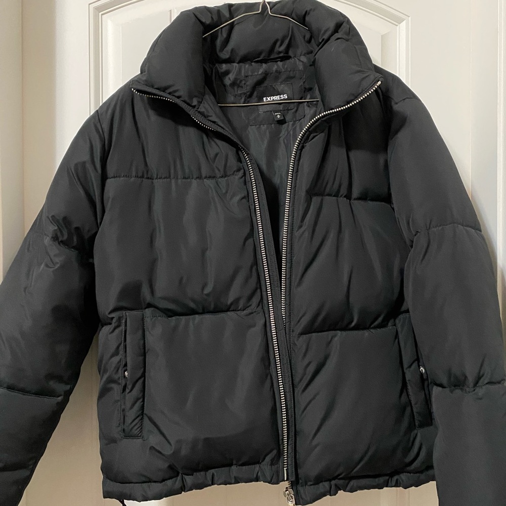 Black short puffer jacket